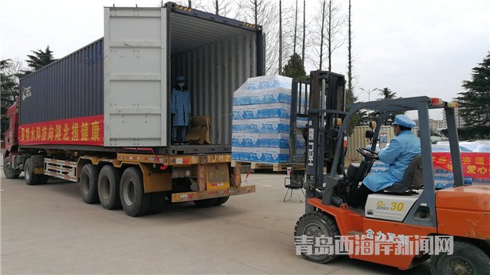 首批包裝直飲水裝車發(fā)運(yùn)。孫啟攝.jpg