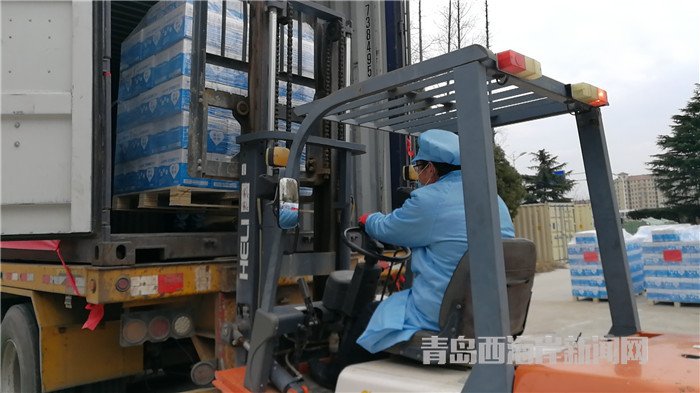 首批包裝直飲水裝車發(fā)運(yùn)。孫啟攝4.jpg