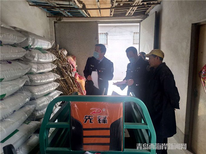圖為西海岸新區(qū)農(nóng)業(yè)綜合行政執(zhí)法大隊(duì)執(zhí)法隊(duì)員在檢查肥料經(jīng)營情況。.jpg